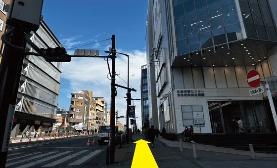 大通り沿いを真っ直ぐ進みます。