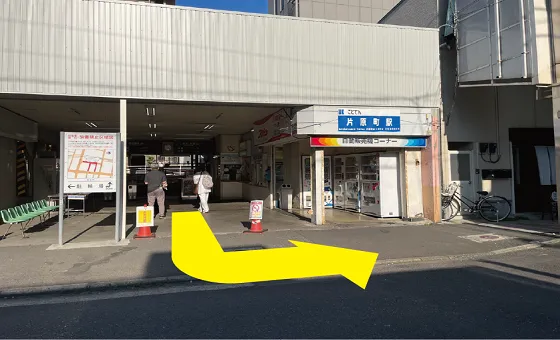 JR高松駅改札を出て、左折します。